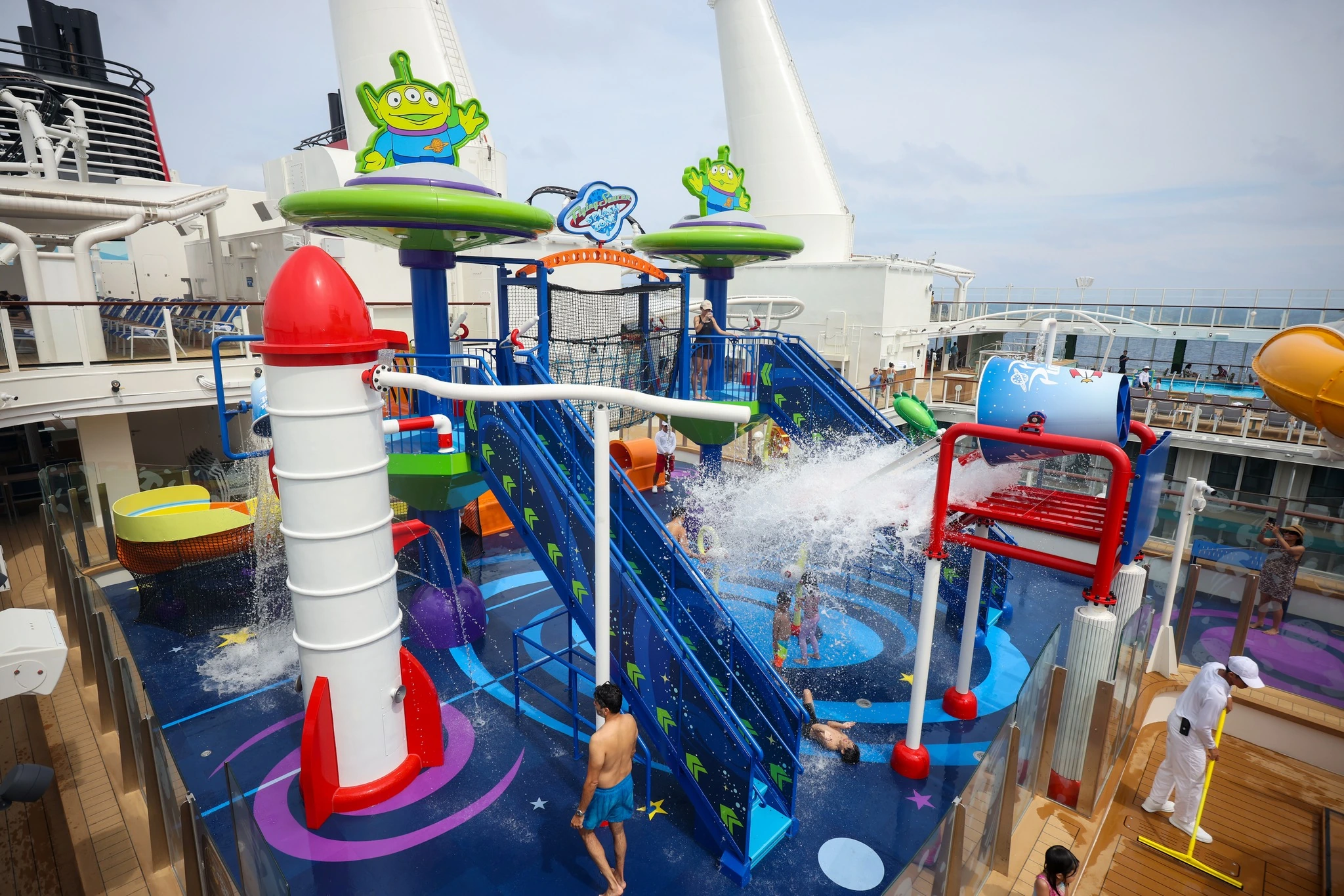 Toy Story Place interactive splash pad and water playground with Buzz Lightyear alien towers kids playing on Disney Adventure