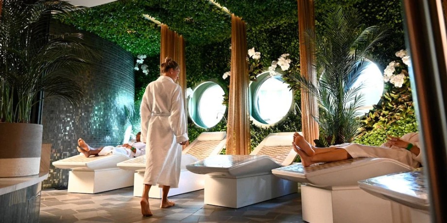 Elegant adult-only lounges and restaurants like Palo Trattoria on Disney Cruise Singapore